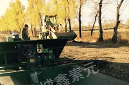 内蒙好力保乡渠道现浇成型机施工现场